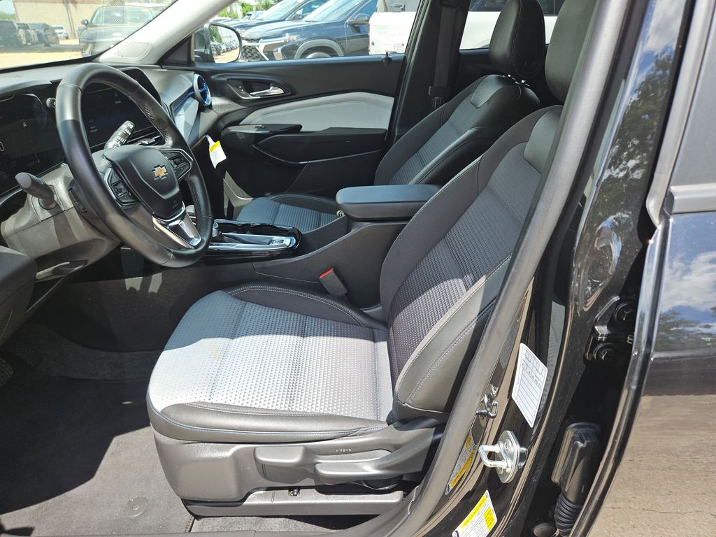 Thumbnail: 2025 Chevrolet Trax - 14