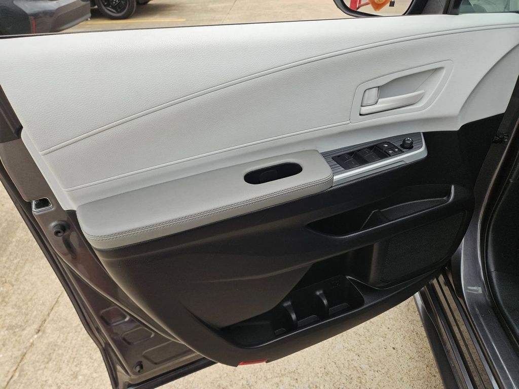 Thumbnail: 2025 Toyota Sienna - 14