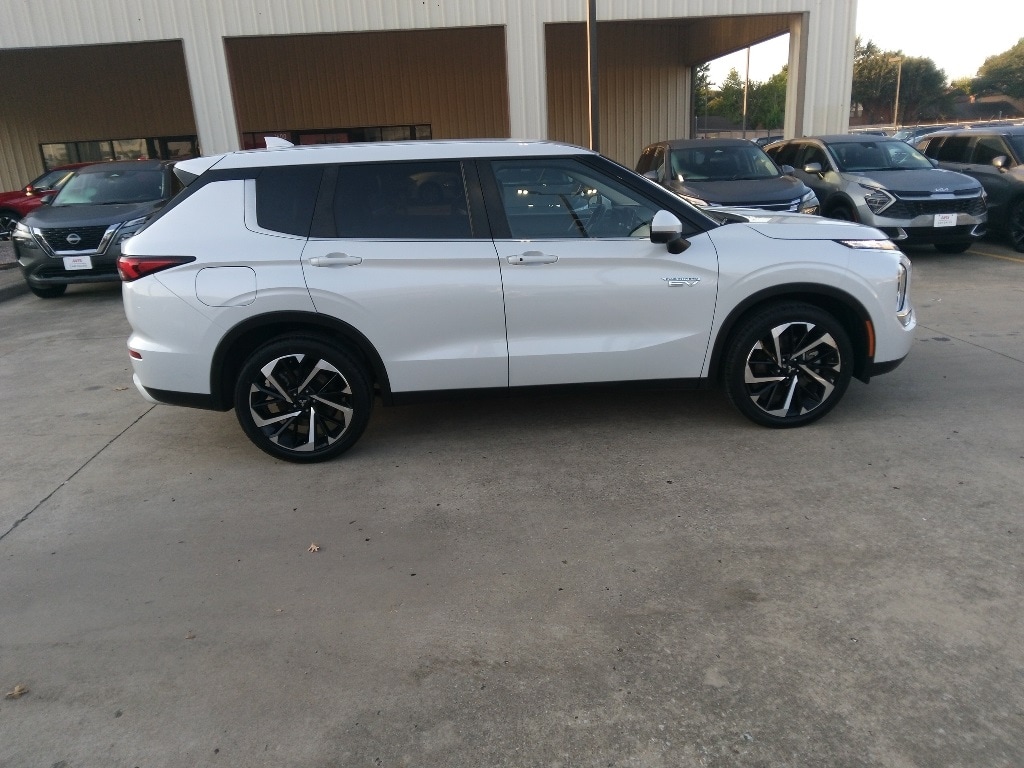 Thumbnail: 2023 Mitsubishi Outlander - 4