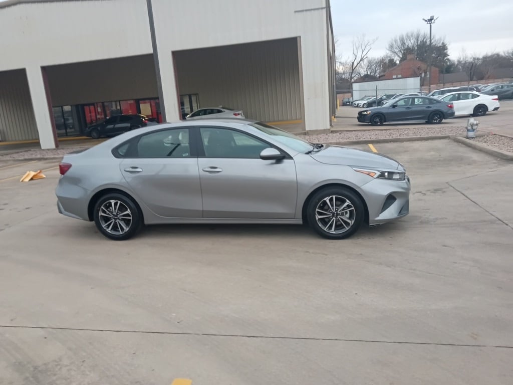 Thumbnail: 2024 Kia Forte - 7