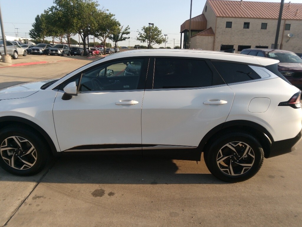 2023 Kia Sportage LX photo 2