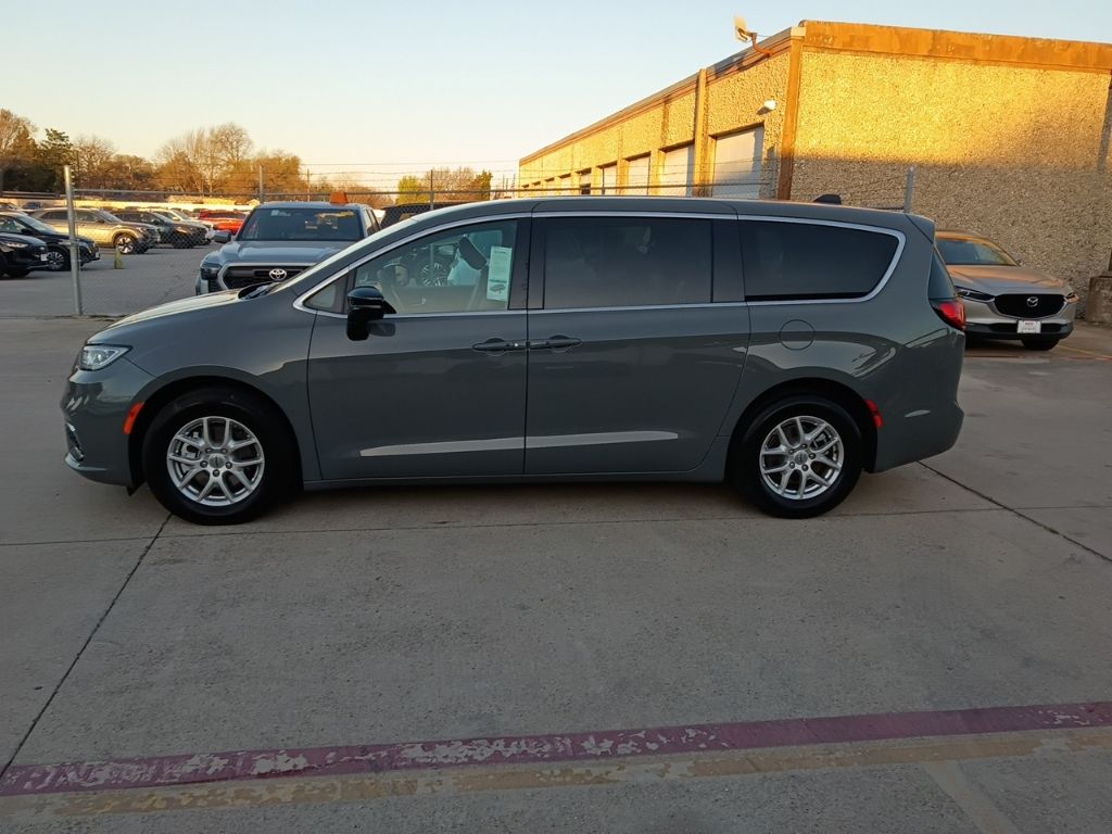 Thumbnail: 2025 Chrysler Pacifica - 4