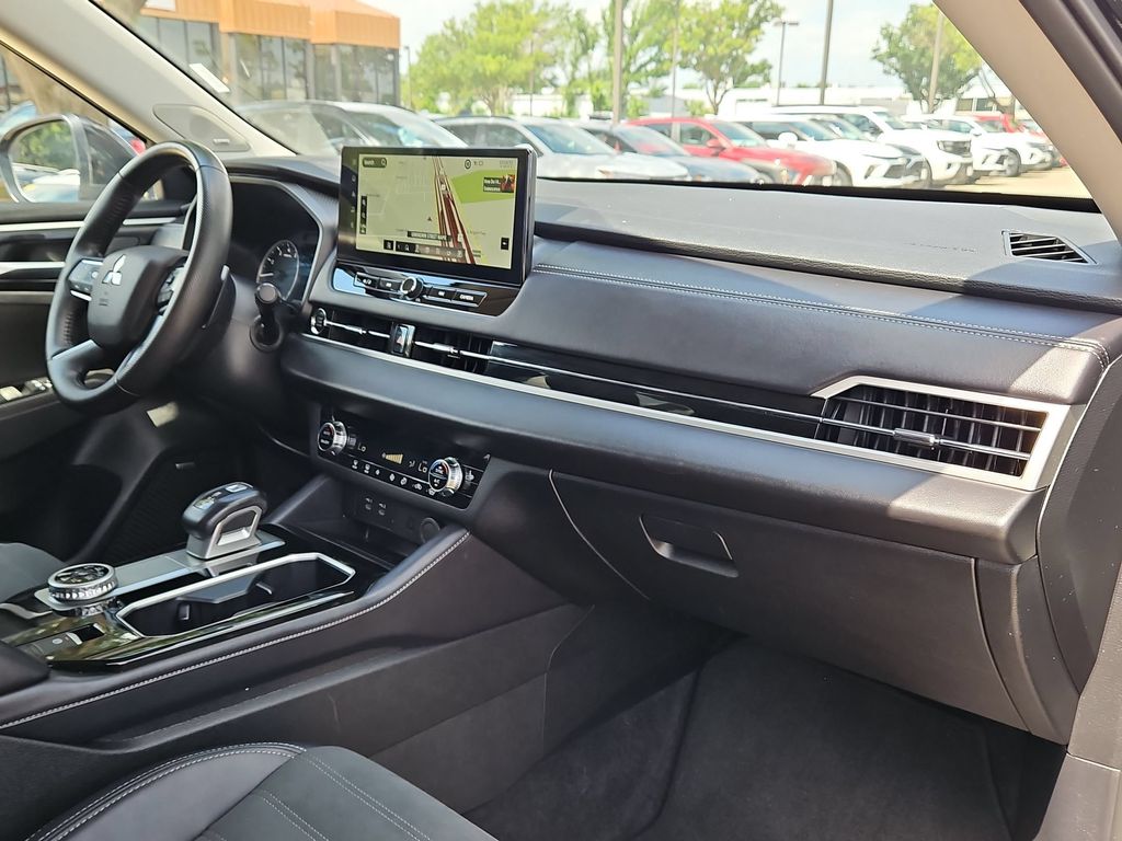 Thumbnail: 2025 Mitsubishi Outlander - 33