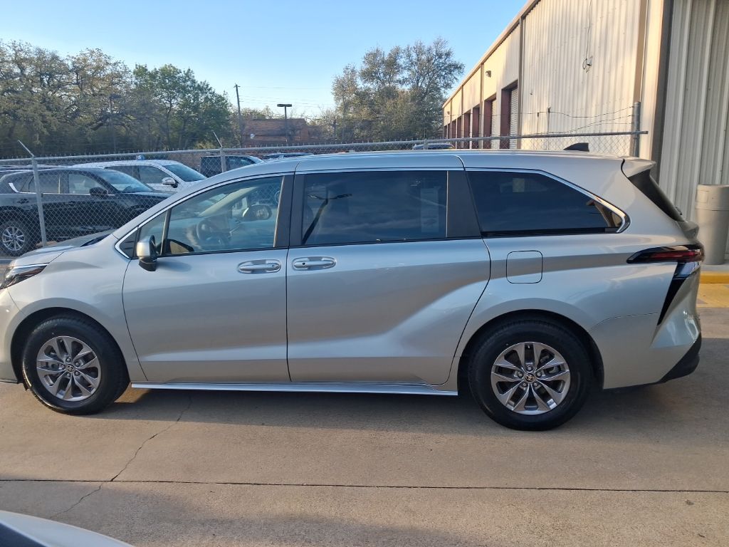 Thumbnail: 2025 Toyota Sienna - 4