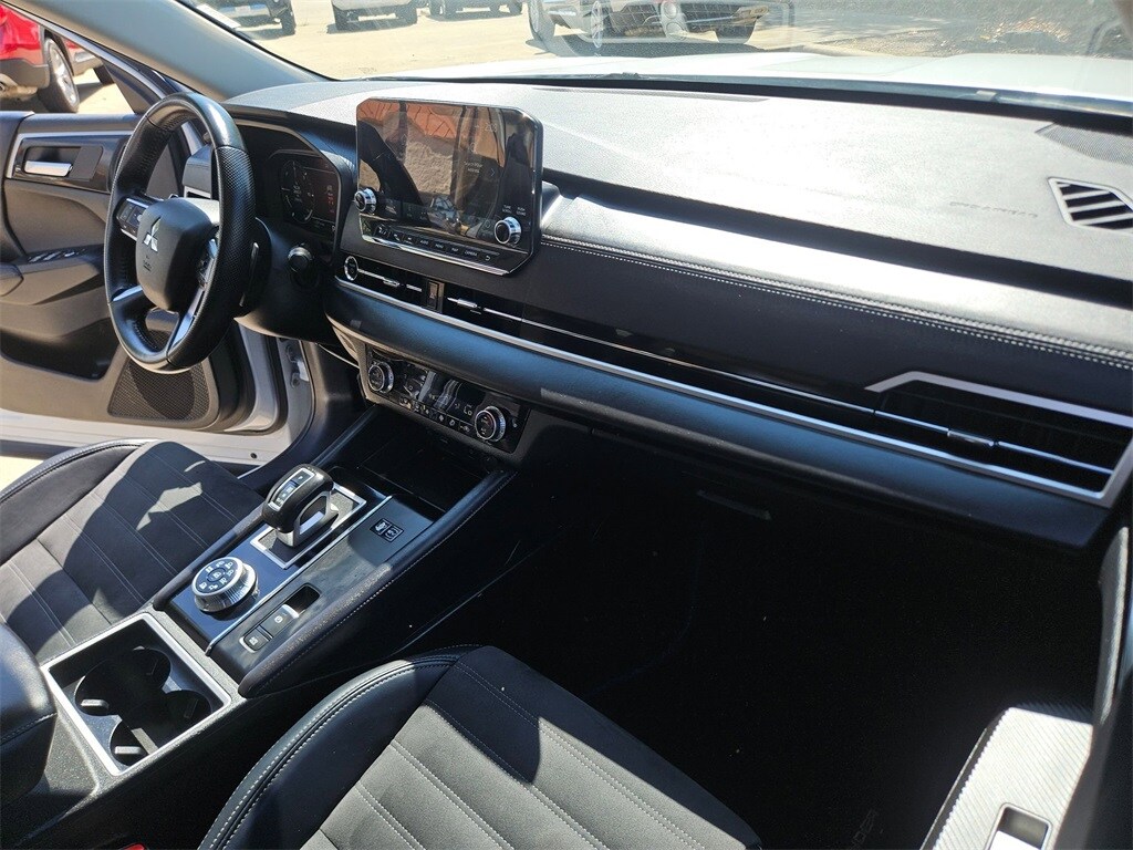 Thumbnail: 2023 Mitsubishi Outlander - 31