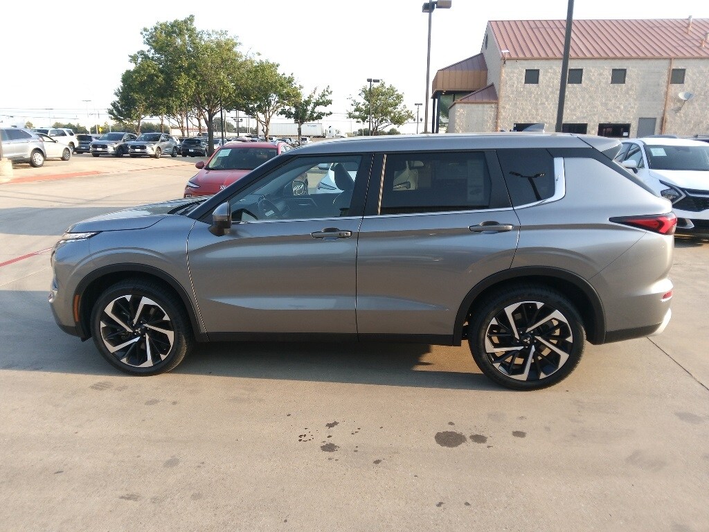 Thumbnail: 2024 Mitsubishi Outlander - 2