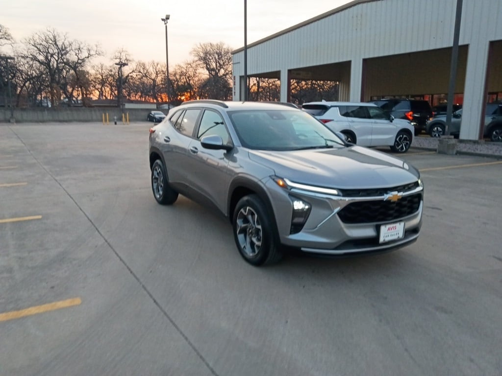 Thumbnail: 2025 Chevrolet Trax - 3