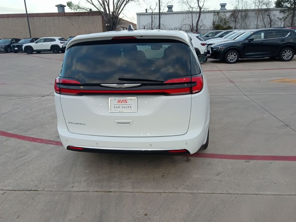 Thumbnail: 2025 Chrysler Pacifica - 10