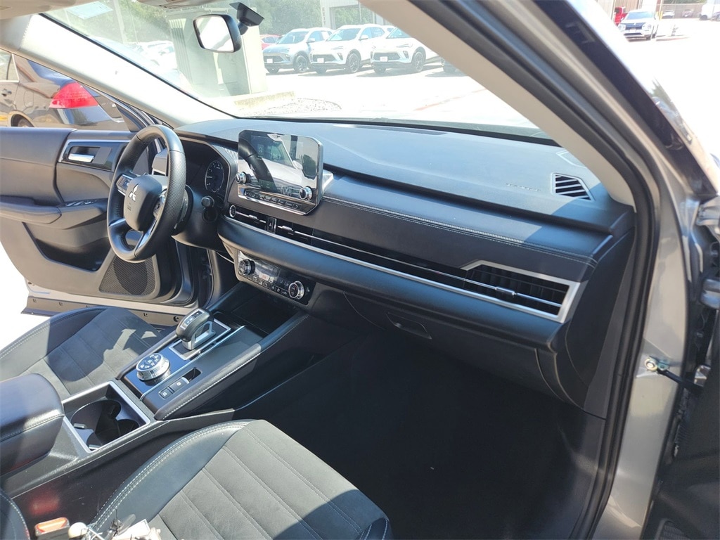 Thumbnail: 2024 Mitsubishi Outlander - 30