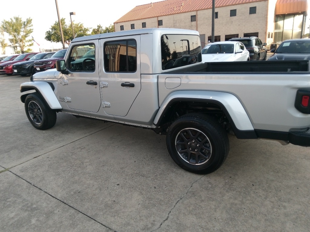 Thumbnail: 2023 Jeep Gladiator - 4