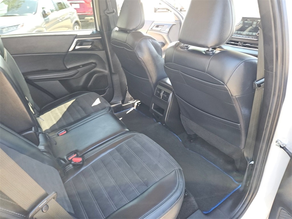 Thumbnail: 2023 Mitsubishi Outlander - 29