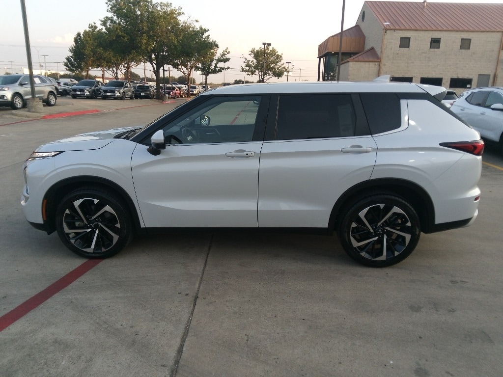 Thumbnail: 2024 Mitsubishi Outlander - 7