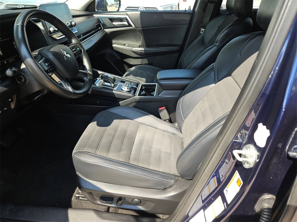 Thumbnail: 2023 Mitsubishi Outlander - 14