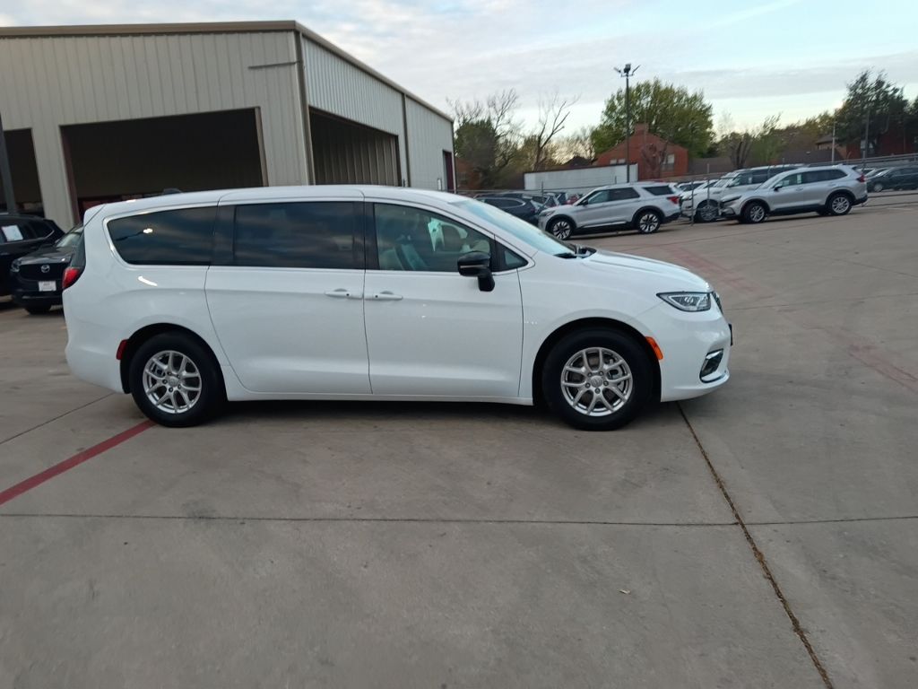 Thumbnail: 2025 Chrysler Pacifica - 7