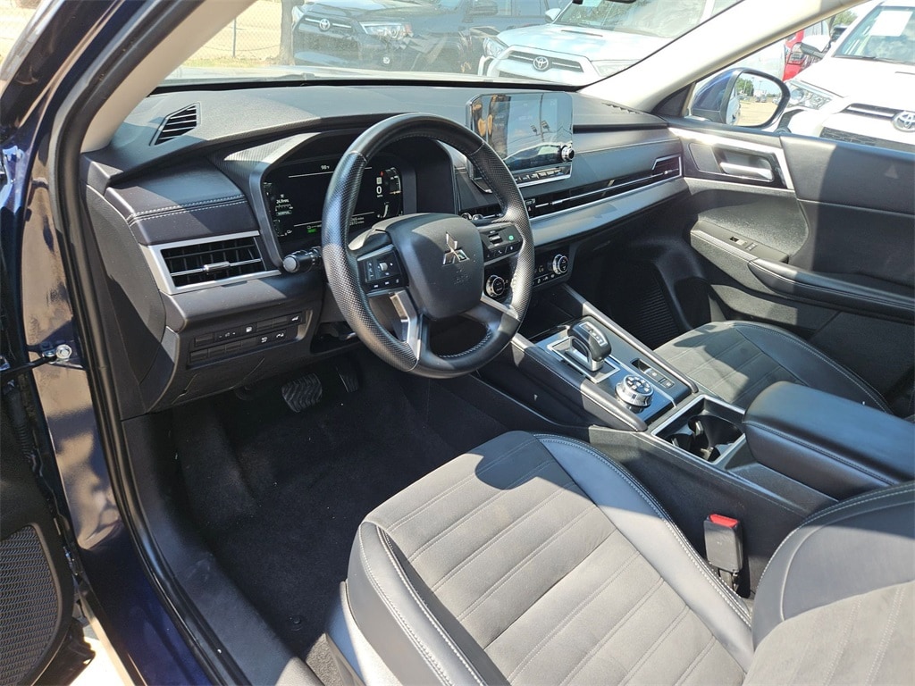 Thumbnail: 2023 Mitsubishi Outlander - 15