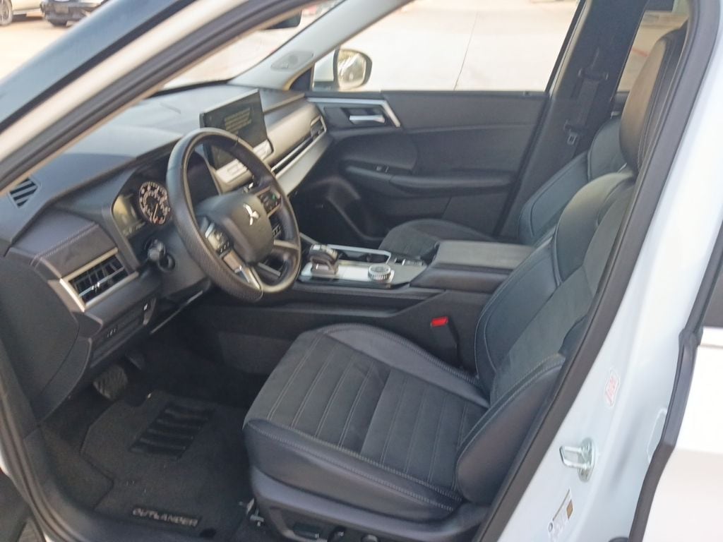 Thumbnail: 2025 Mitsubishi Outlander - 9