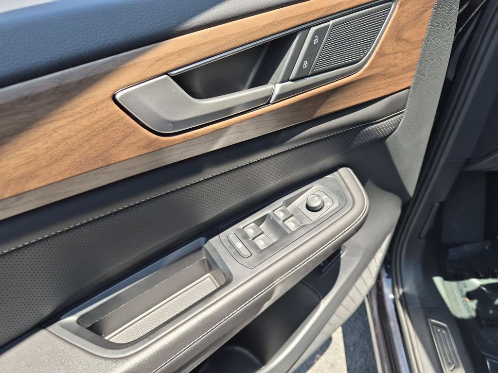 2025 Volkswagen Atlas SE w/Tech - Photo 13