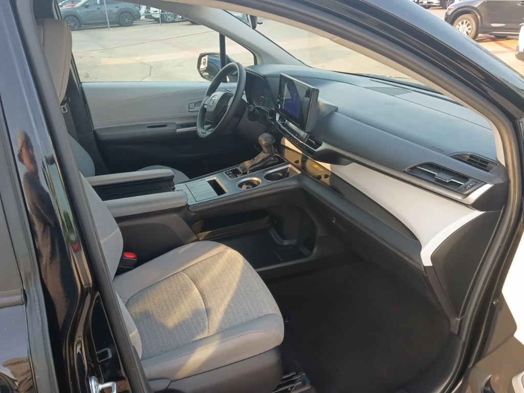 Thumbnail: 2025 Toyota Sienna - 8