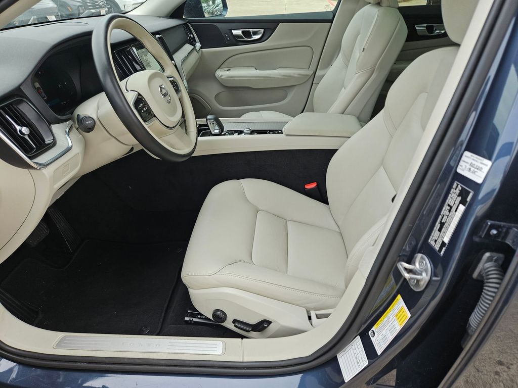 Thumbnail: 2025 Volvo S60 - 11