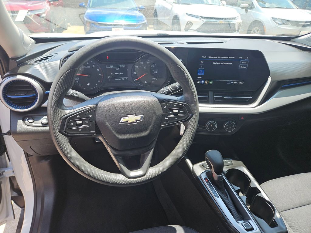 Thumbnail: 2025 Chevrolet Trax - 17