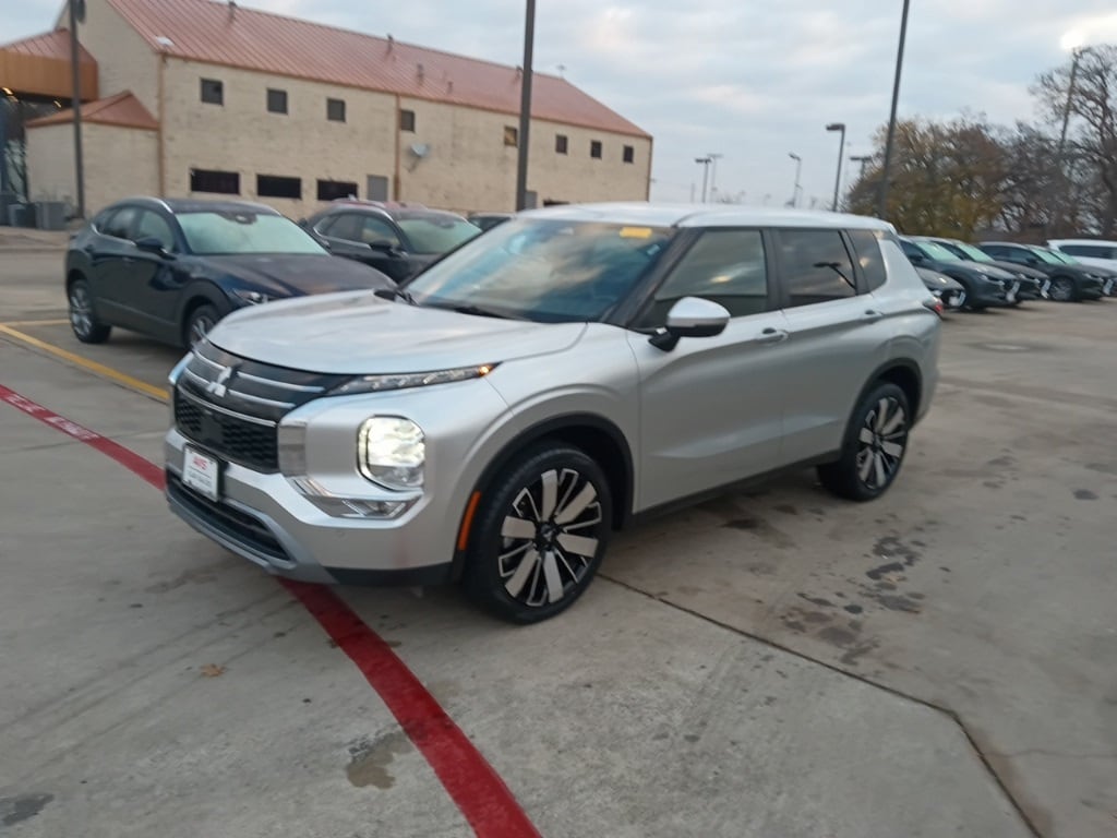 2025 Mitsubishi Outlander SE's photo