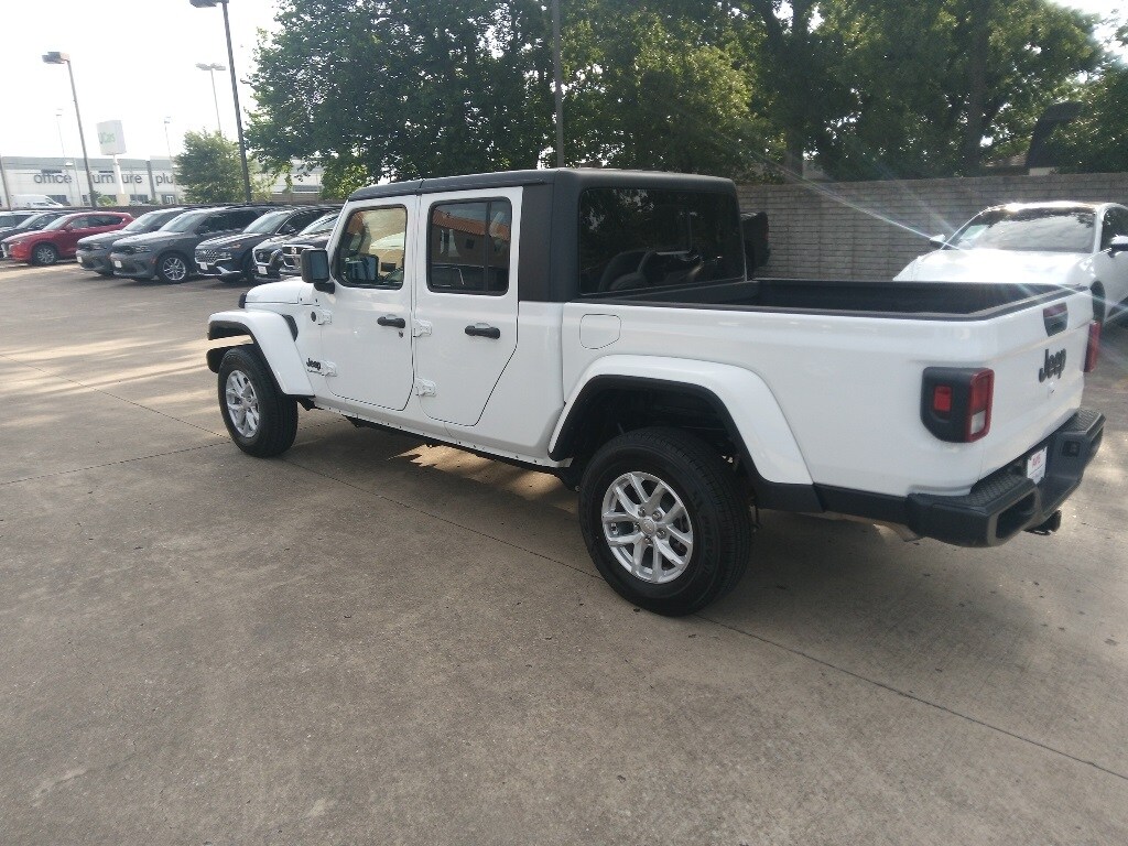 Thumbnail: 2023 Jeep Gladiator - 4