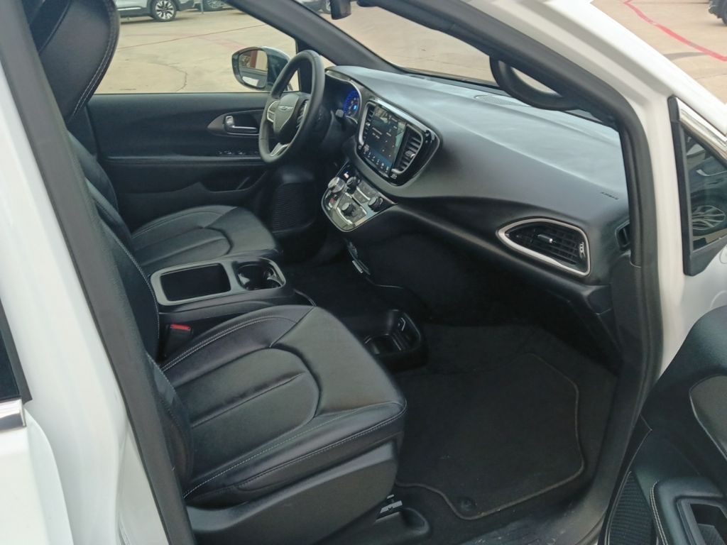 Thumbnail: 2025 Chrysler Pacifica - 8