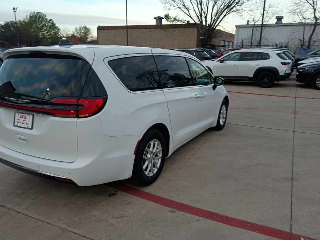 Thumbnail: 2025 Chrysler Pacifica - 9