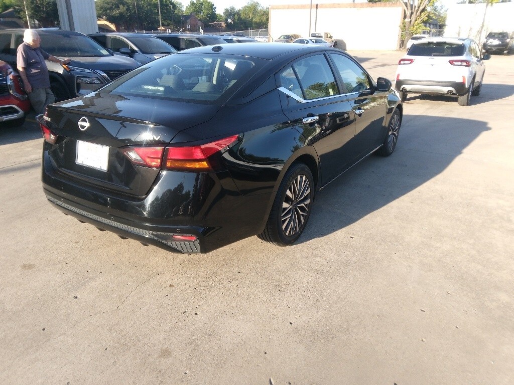 Thumbnail: 2024 Nissan Altima - 9