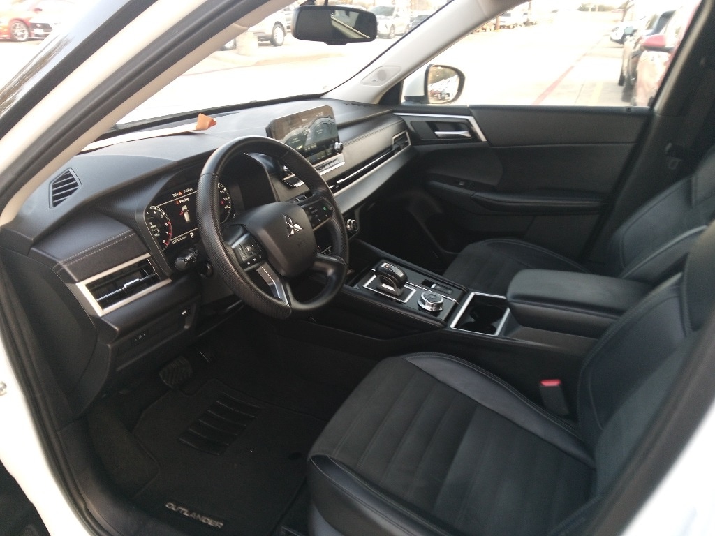 Thumbnail: 2024 Mitsubishi Outlander - 8