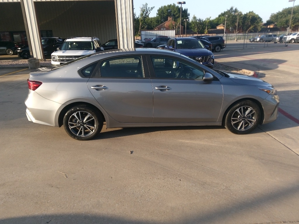 Thumbnail: 2024 Kia Forte - 7
