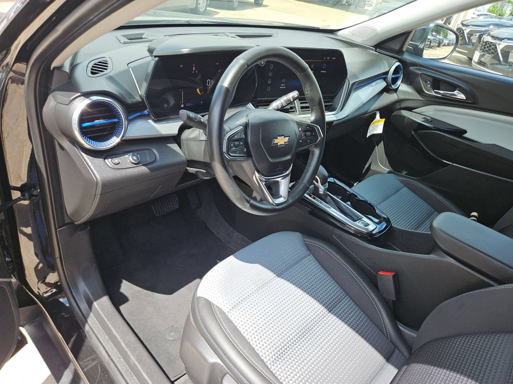 Thumbnail: 2025 Chevrolet Trax - 15