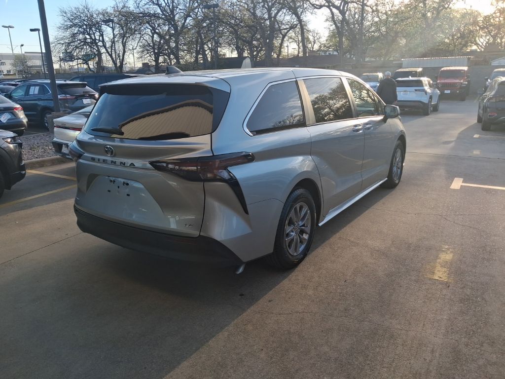 Thumbnail: 2025 Toyota Sienna - 9
