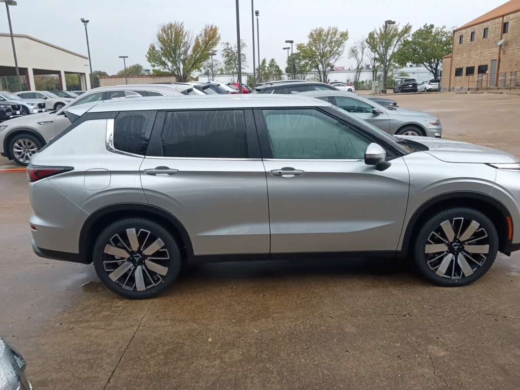 Thumbnail: 2025 Mitsubishi Outlander - 4