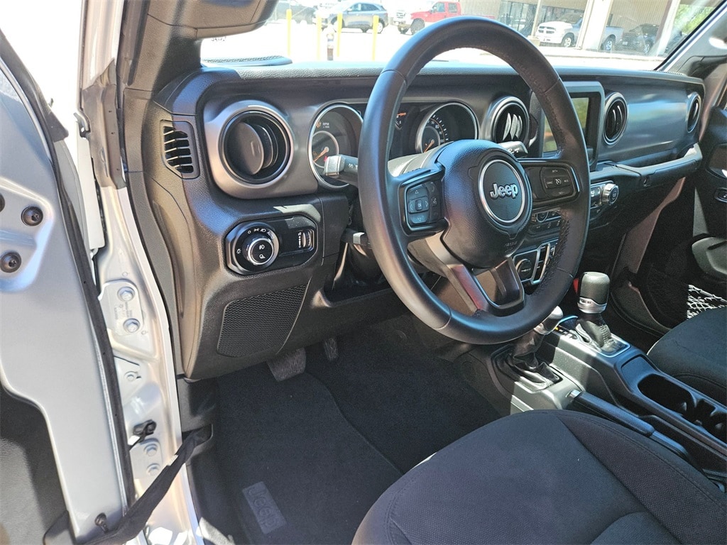 Thumbnail: 2023 Jeep Gladiator - 12
