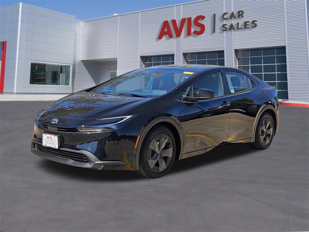 2025 Toyota Prius LE's photo