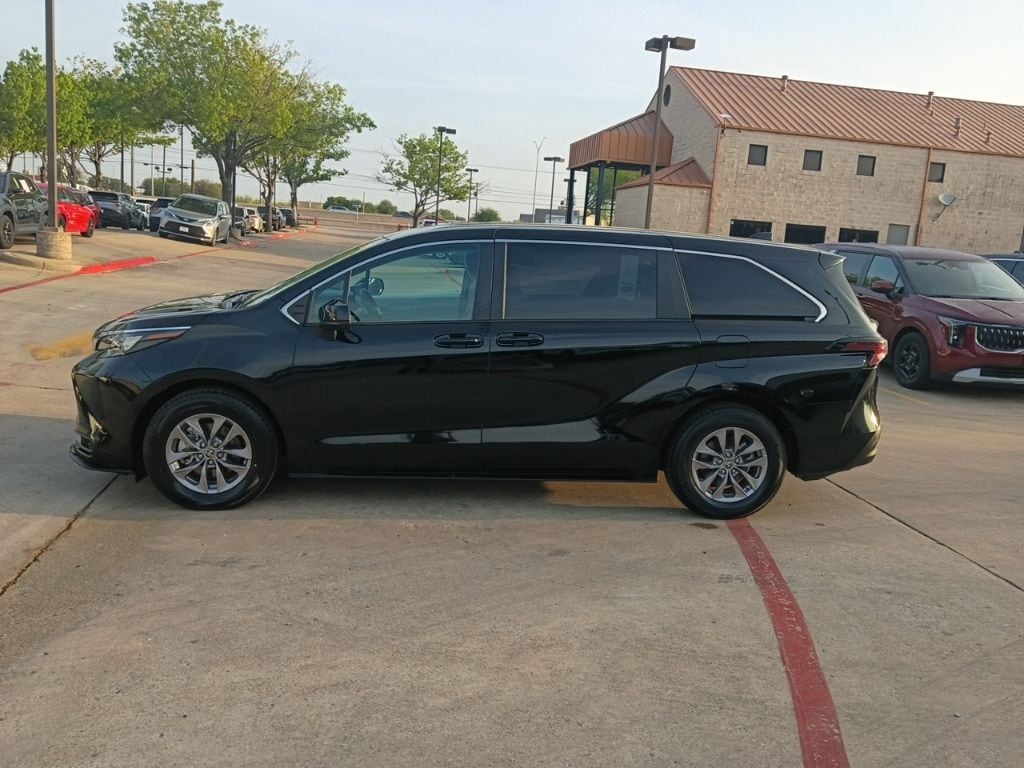 Thumbnail: 2025 Toyota Sienna - 4