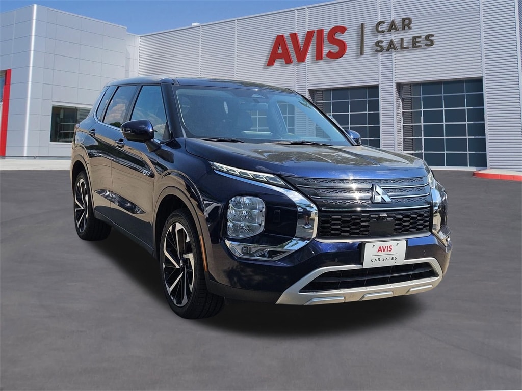 Thumbnail: 2023 Mitsubishi Outlander - 3