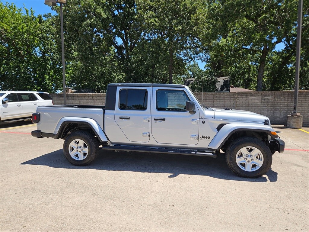 Thumbnail: 2023 Jeep Gladiator - 4