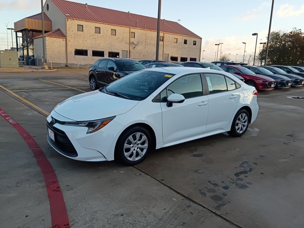 2025 Toyota Corolla LE's photo