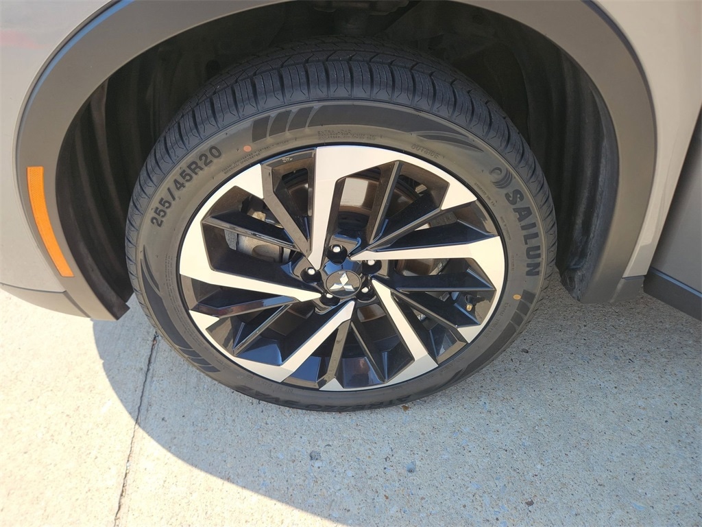 Thumbnail: 2024 Mitsubishi Outlander - 32