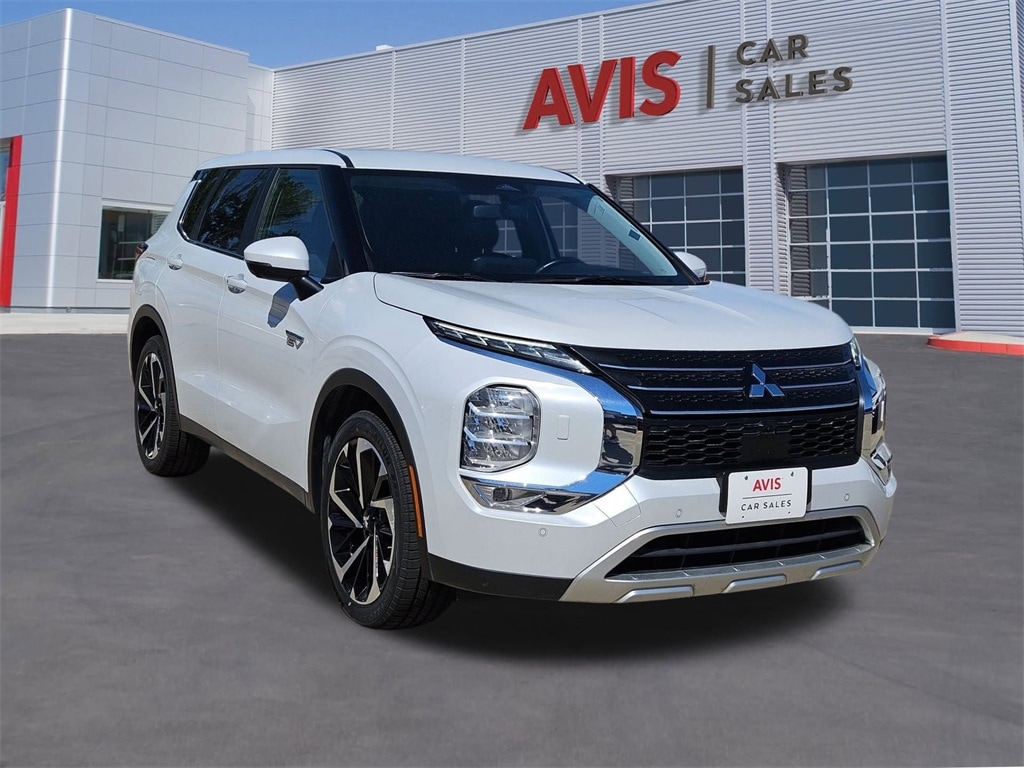 Thumbnail: 2023 Mitsubishi Outlander - 3