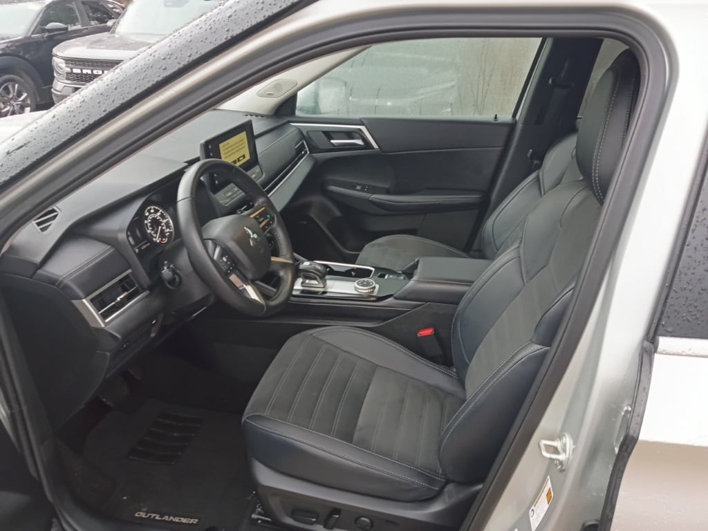 Thumbnail: 2025 Mitsubishi Outlander - 9