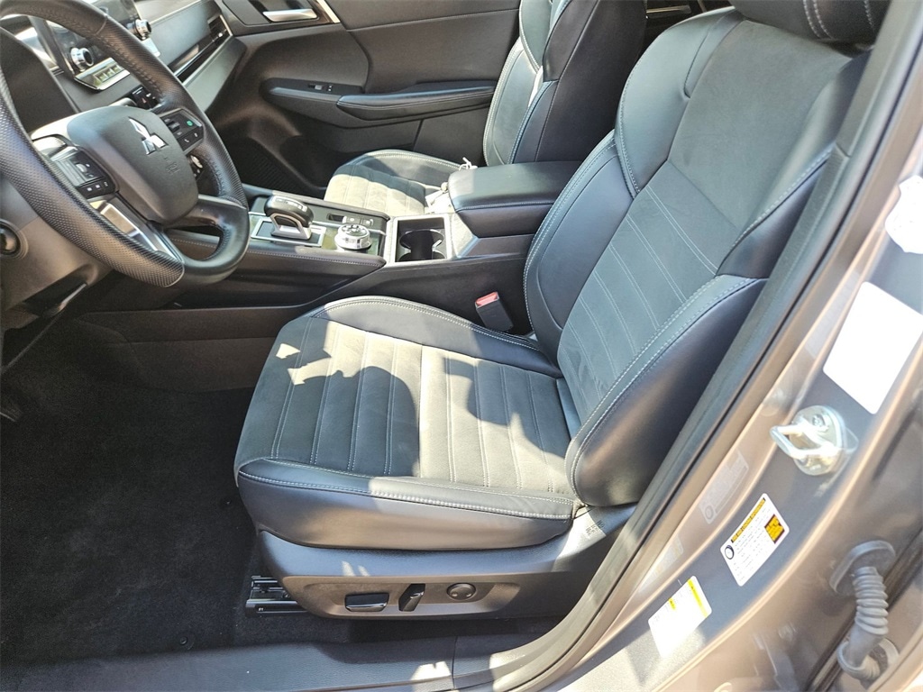 Thumbnail: 2024 Mitsubishi Outlander - 14