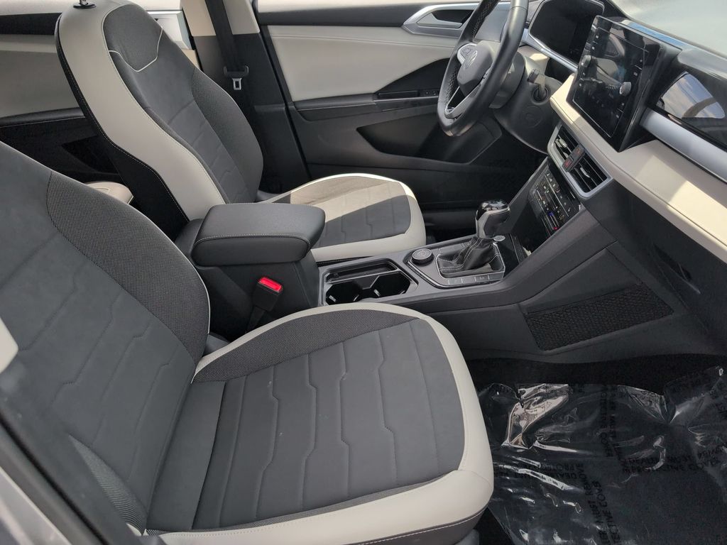 2025 Volkswagen Taos SE - Photo 30