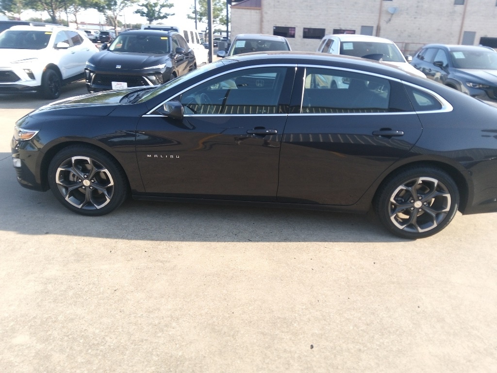Thumbnail: 2023 Chevrolet Malibu - 3