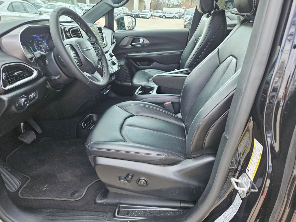 Thumbnail: 2025 Chrysler Pacifica - 11