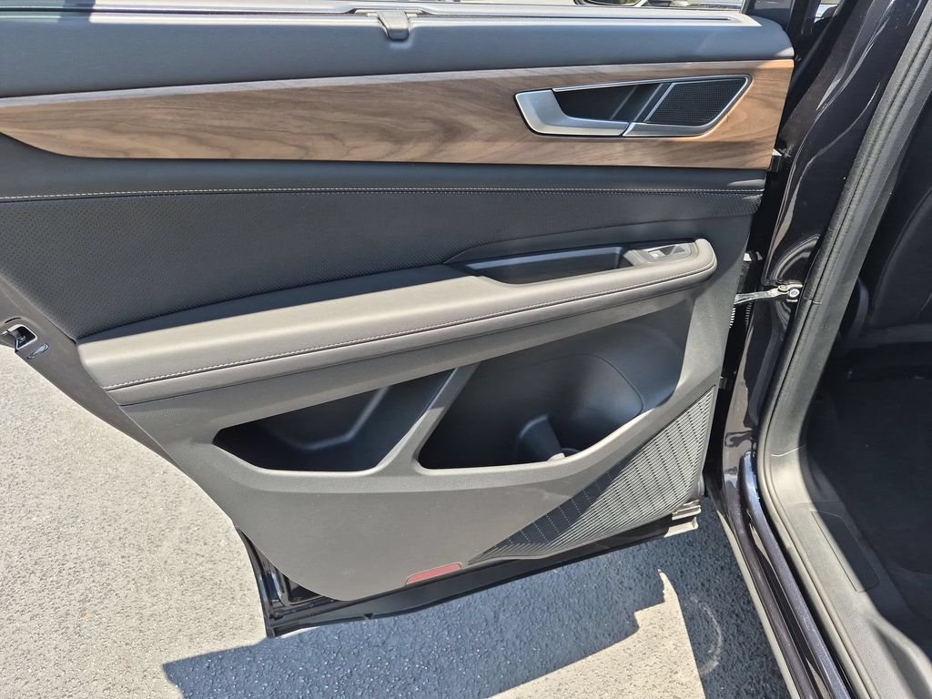2025 Volkswagen Atlas SE w/Tech - Photo 26