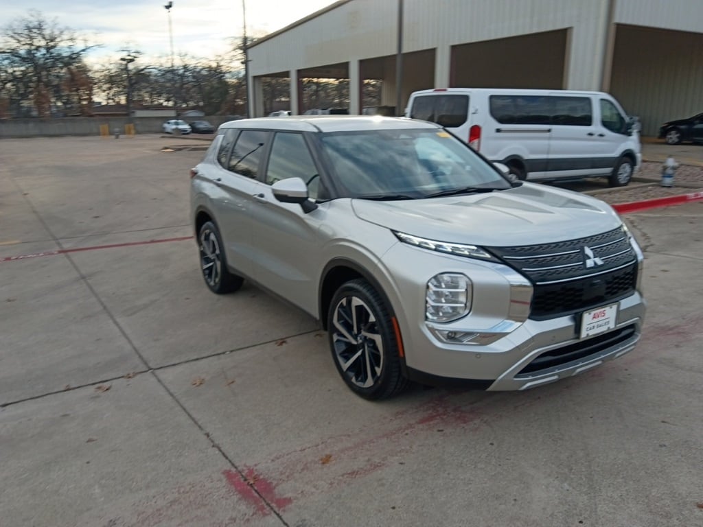 Thumbnail: 2024 Mitsubishi Outlander - 3