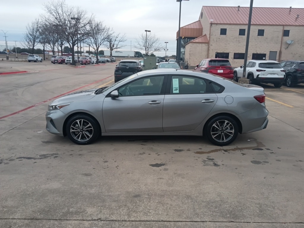 Thumbnail: 2024 Kia Forte - 4